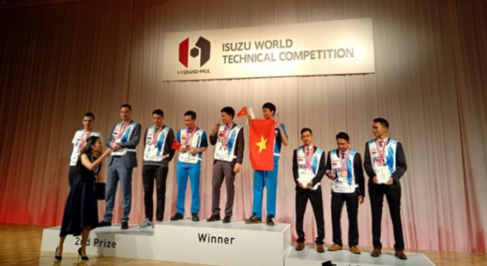 Anh Lê Tuấn Anh cùng đội tuyển ISUZU Việt Nam đạt giải nhất Hội thi tay nghề Isuzu thế giới năm 2019 (Isuzu World Technical Competition 2019).